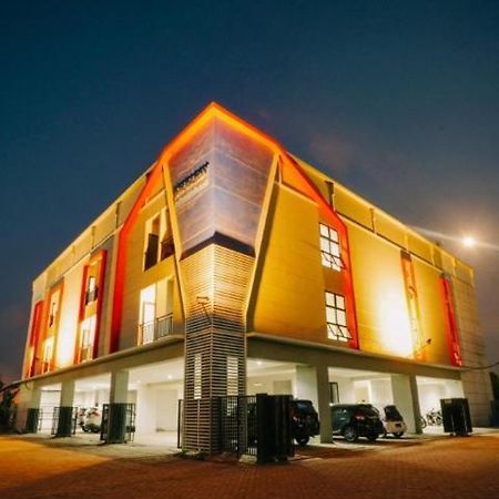 Hostel Dparagon Kalijudan Surabaya Exterior foto